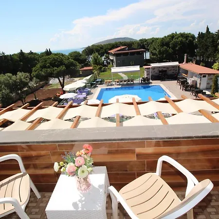 Ξενοδοχείο Mavi Koy Beach Resort 4*